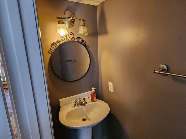 Building Photo - 335 Jon Jeff Dr NW