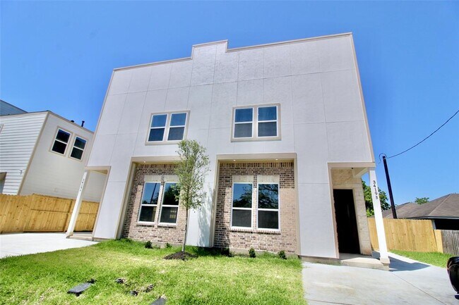Primary Photo - 3419 Redbud St