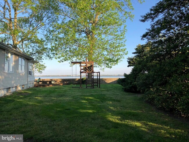 Building Photo - 171 N River Dr
