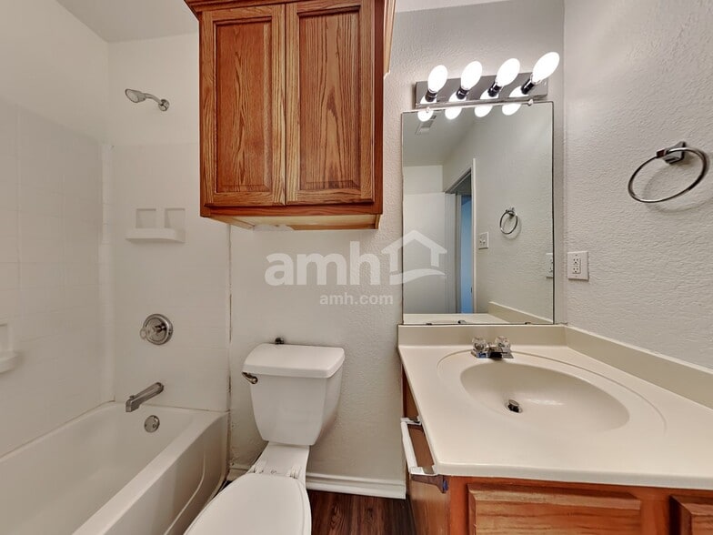 Building Photo - 8829 Stirrup Way