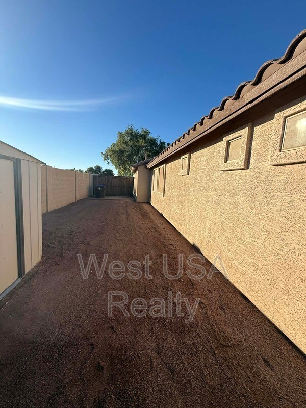 Building Photo - 730 E Press Rd