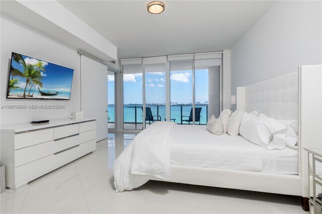 Building Photo - 2020 N Bayshore Dr