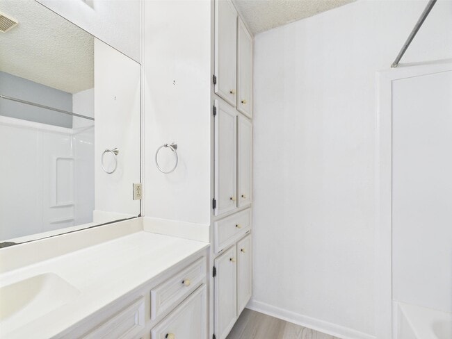 Building Photo - 913 Mayfield Dr