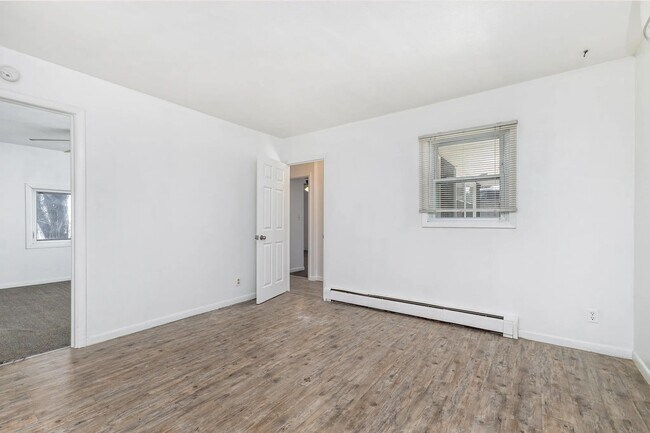 Building Photo - 770 University Ave