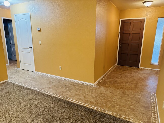 Building Photo - 1530 Burgundy Dr