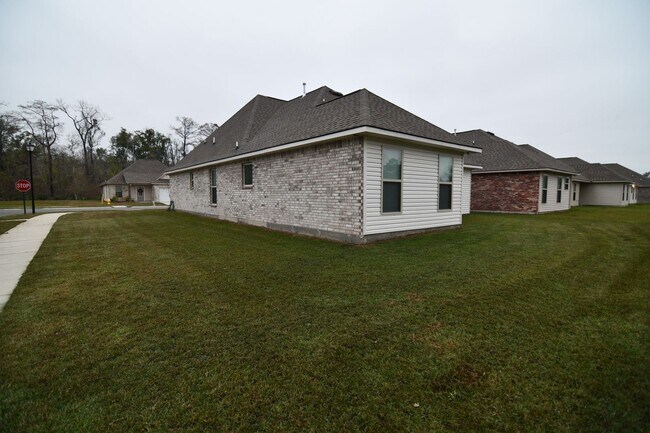 Building Photo - Trendy, 3 bedroom, 2 bath home in coveted Kenilworth Crossing Community near LSU