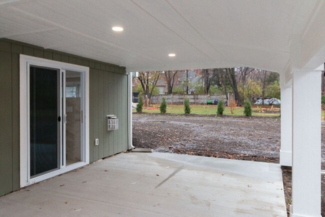 Building Photo - Gorgeous fully updated 3 bed 3 bath near KU Campus!