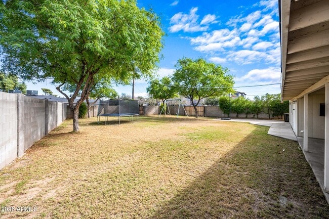 Building Photo - 1831 W Northview Ave