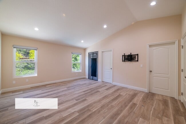 Building Photo - Stunning Remodeled Home in Walnut Valley U...