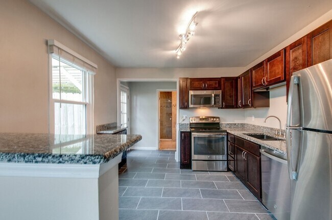 Building Photo - 821 W McKennie Ave