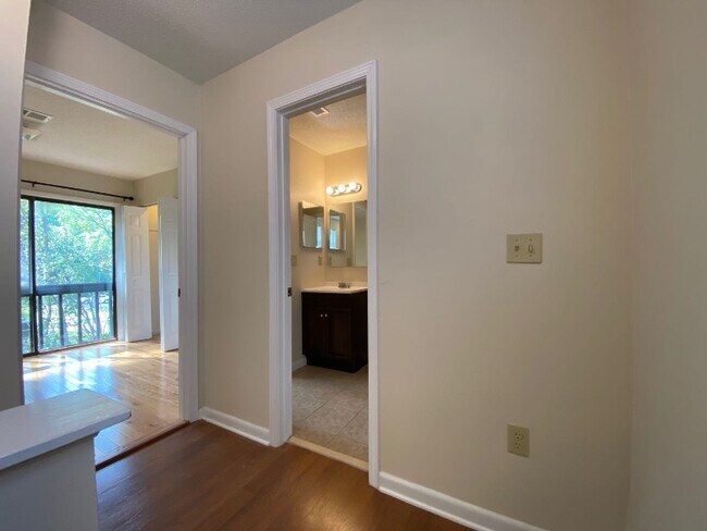 Building Photo - 449 Hickory Hill Dr