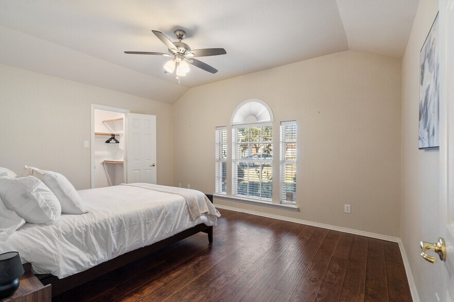 Building Photo - 107 Loda Ct