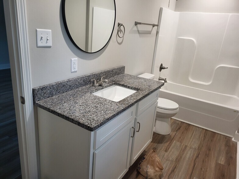 Master bathroom - 1503 S Bailey St