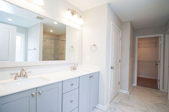 Building Photo - Beautiful 5 / 3 home in John's Landing!  Ask about our 2-year lease promotion!