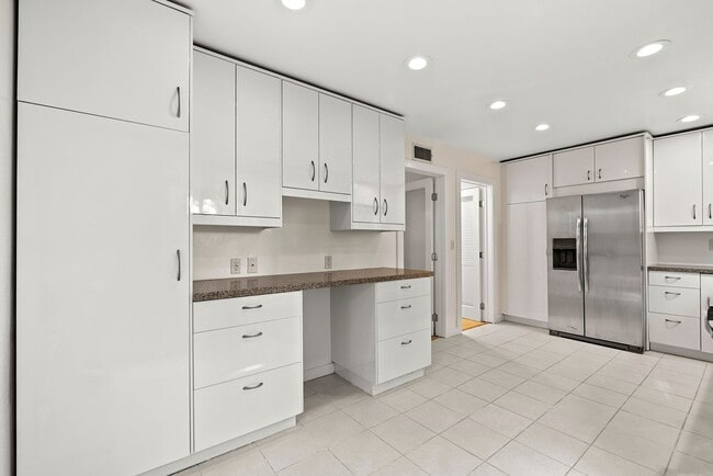 Building Photo - Gorgeous 3+3 Private Single Family Townhou...
