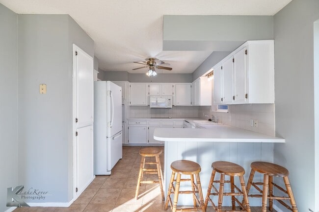 Building Photo - Cul-de-Sac 3/2/2; NEW INTERIOR PAINT DEC 2025; NEW CARPET DEC 2025!