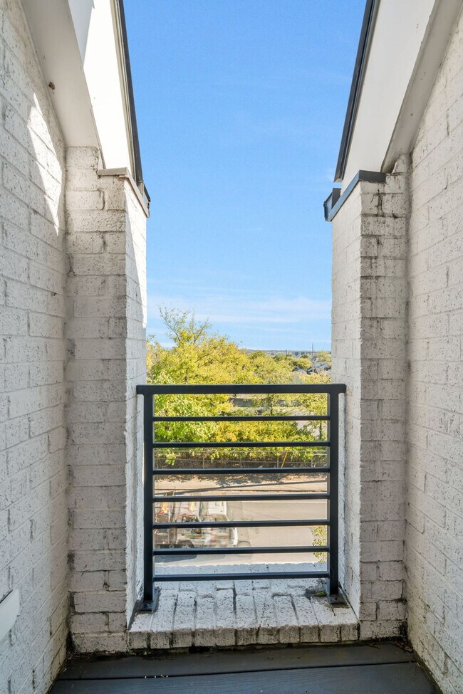 Building Photo - 1007 12th Ave N