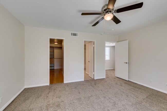 Building Photo - 2 Bedroom Townhome with 2 car attached garage in Henderson