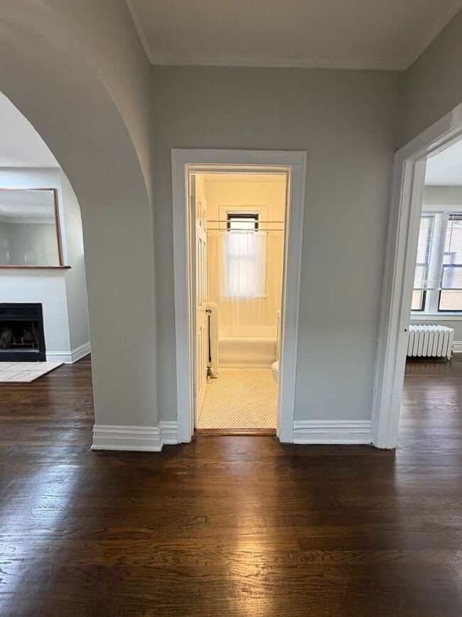 Building Photo - 635 W Roscoe St