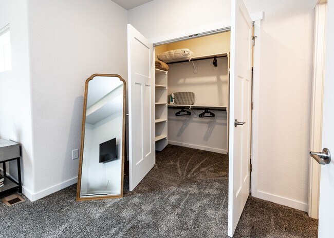 Building Photo - Fully Furnished 3 Bedroom 2.5 Bath Luxury Townhome by Garden of the Gods