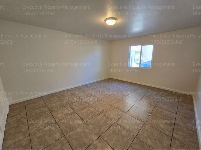 Building Photo - 3 bedroom/ 2 bathroom home