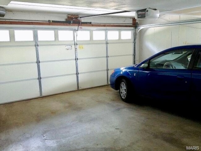 Building Photo - Garage parking! Washer dryer hookups in un...