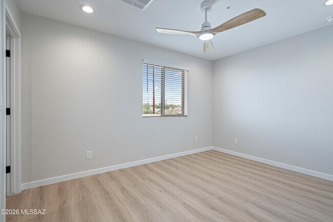 Building Photo - 739 N Queen Ave