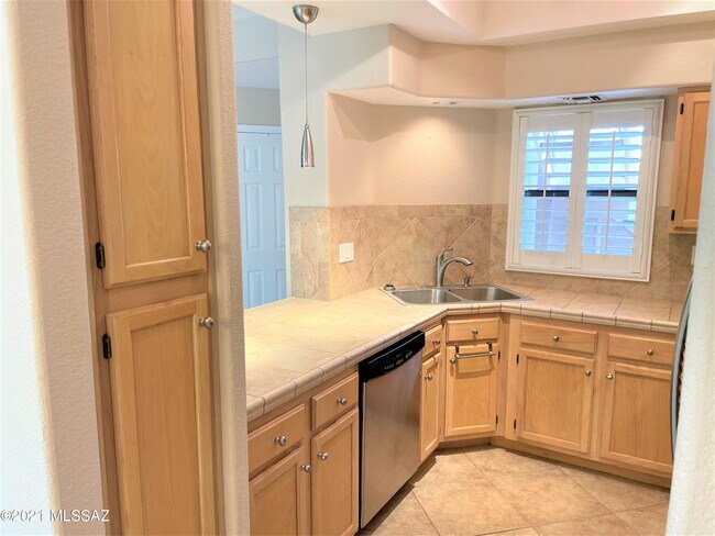 Building Photo - 6655 N Canyon Crest Dr