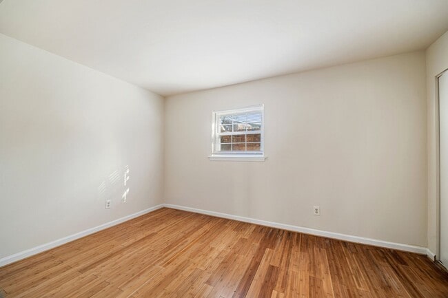 Building Photo - 480 Burgoyne Rd