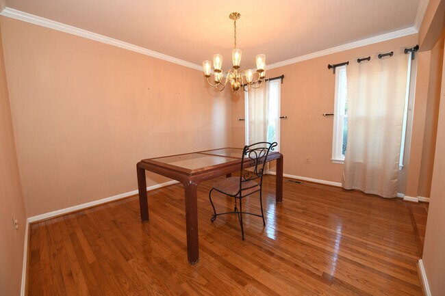 Building Photo - Gorgeous 4 BR 2+2 Baths Colonial - Finished Walk-Out Basement and Car Garage