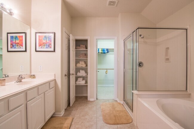 Building Photo - 15 Aquiline Oaks Pl