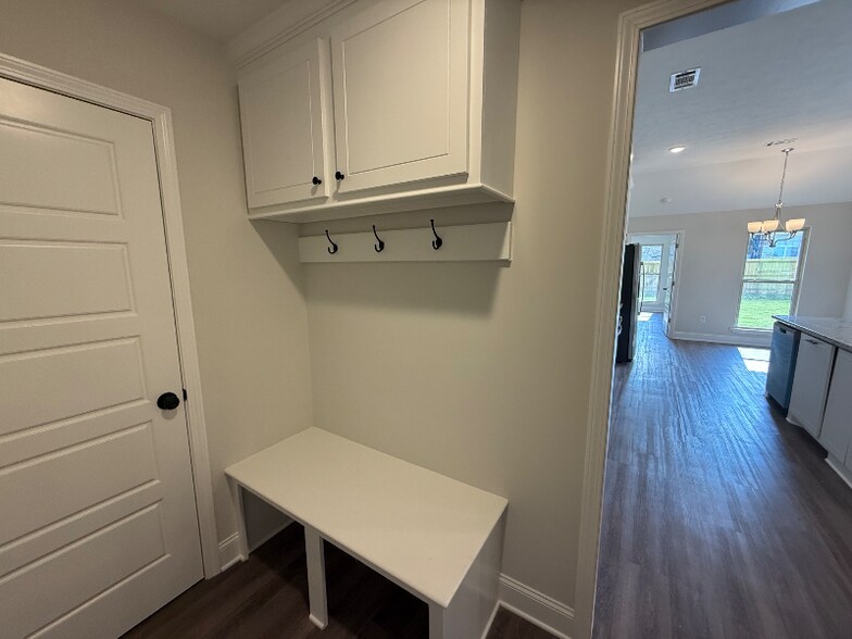 Building Photo - 124 Madisonville Dr