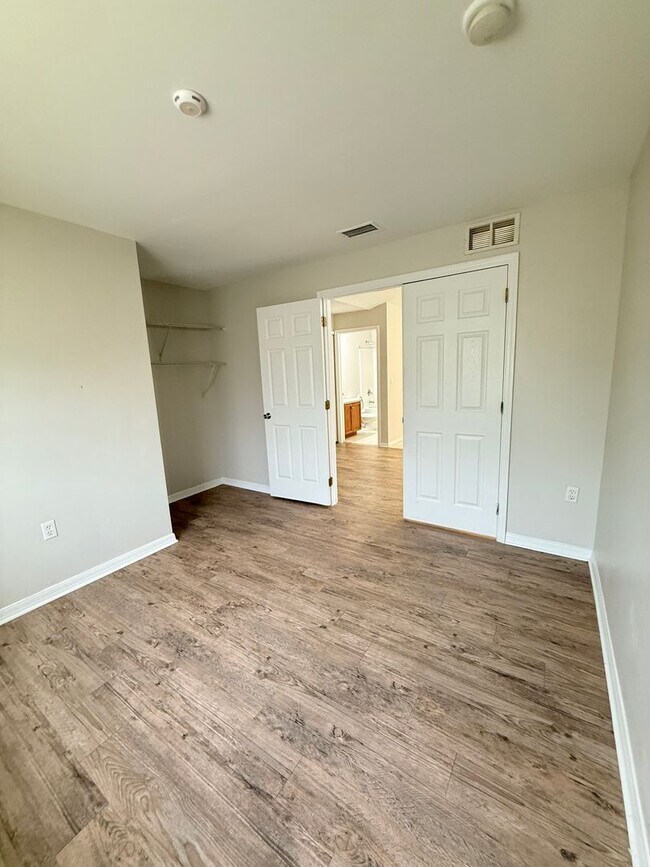 Building Photo - 2 Bedroom + Den, 2 Bath Duplex!