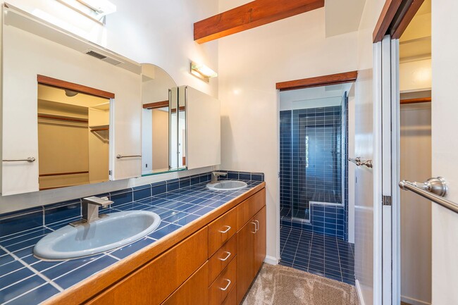 Building Photo - Warm & Inviting Manhattan Beach Rental Home!