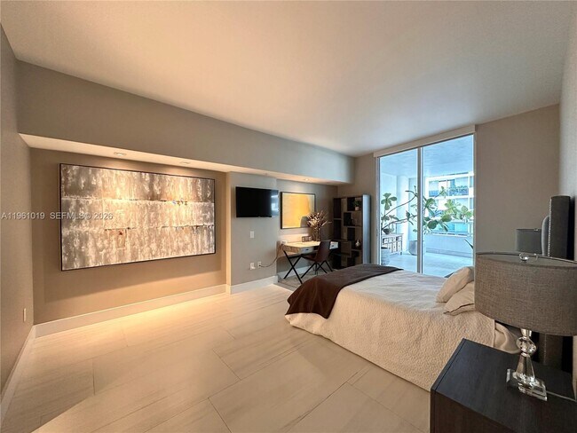 Building Photo - 1800 N Bayshore Dr