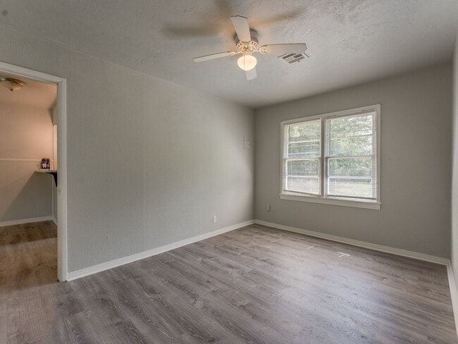 Building Photo - 3 Bedroom 1 Bath Home in Shawnee!