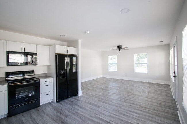 Building Photo - ?Move-In Special: $300 Off First Month if You Move by Feb 28, 2026!