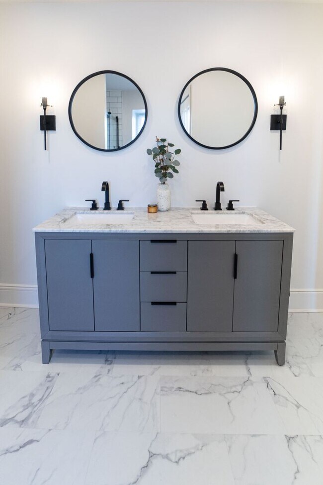 Building Photo - 617 E Chestnut St