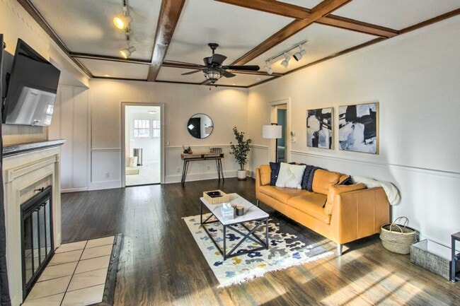 Building Photo - Newly remodeled, fully furnished adorable bungalow in a great location!
