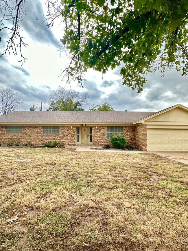 Building Photo - COMING JUNE 2026 - Spacious 3 Bedroom 2 Bathroom Home in College Hills Neighborhood!