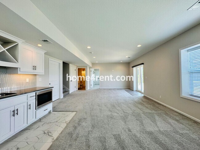 Building Photo - Exceptional Olathe Home in the Cedar Creek Subdivision w/ Wood Floors and a Finished Basment!