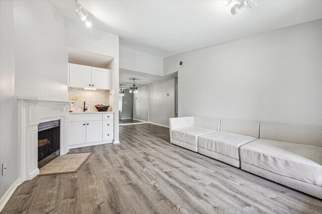 Building Photo - 2125 Augusta Dr