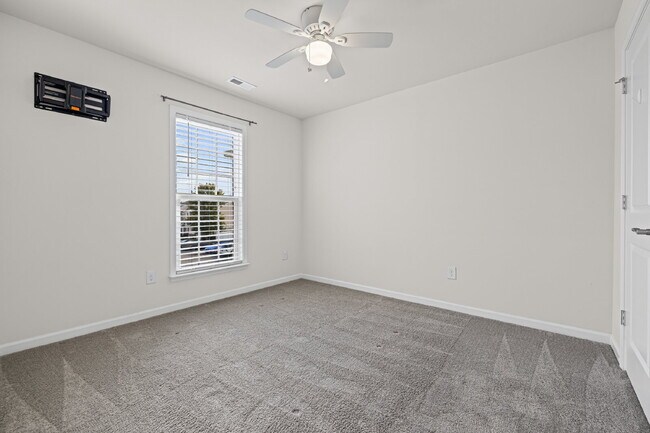 Building Photo - "3-Bed Townhouse Retreat on Elders Story R...