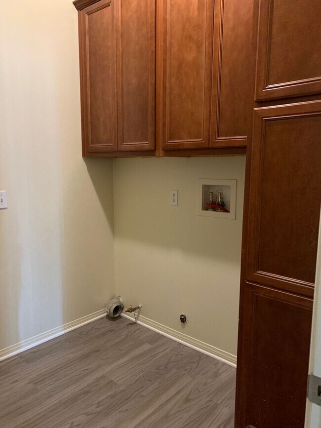 Building Photo - AVAILABLE NOW $200 off First Month Rent