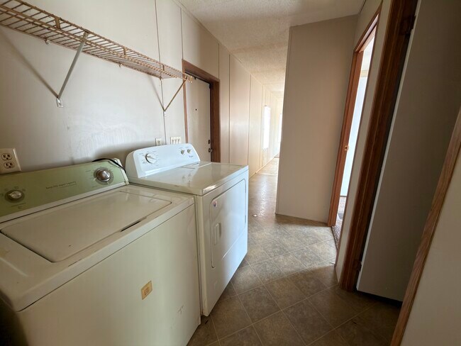 Building Photo - 25353 Nuway Ave