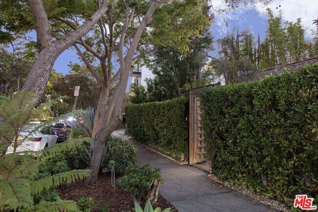 Building Photo - 953 N Martel Ave