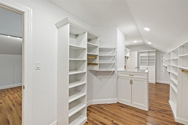 Building Photo - 402 Luna Vista Dr