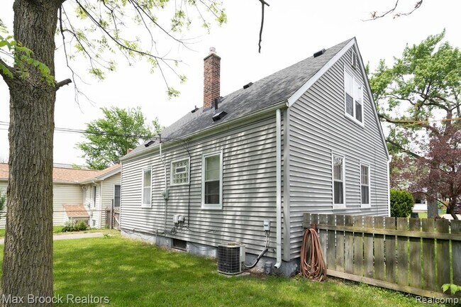 Building Photo - 1587 Leroy St