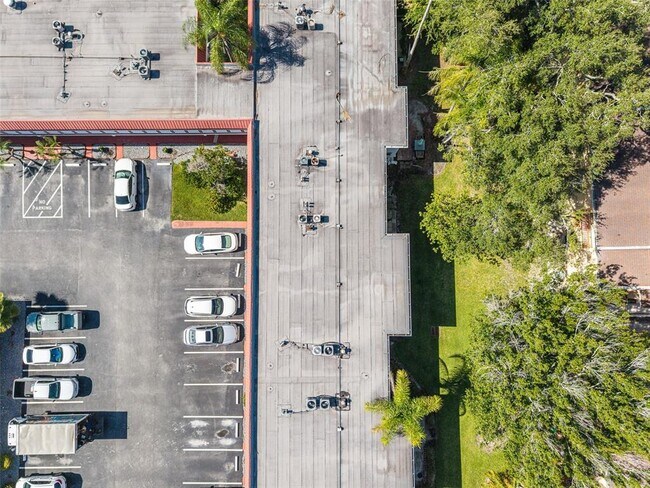 Building Photo - 1100 Martinique Dr