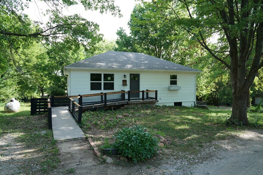 Primary Photo - 1104 N 1200 Rd